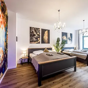  Apartment Grosse 3 Schlafzimmer Mit Kueche, Bad, Waschmaschine & Balkon Am Zoo